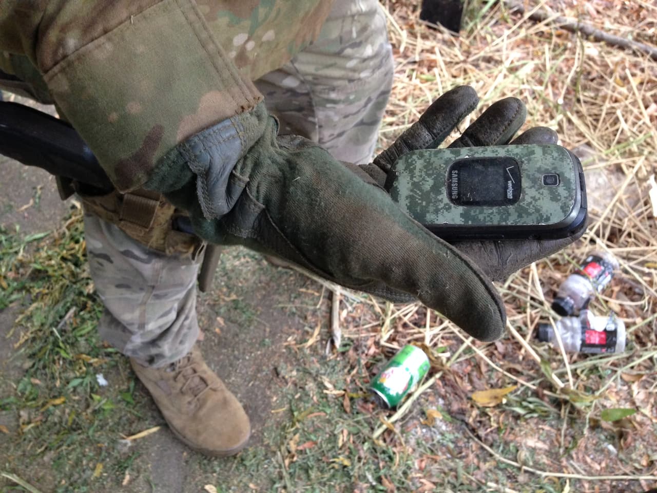 La comunicación es básica para los sembradores del narco. Les han decomisado sofisticados sistemas de comunicación, pero también rudimentarios celulares –como el de la foto- que impiden encontrar a sus superiores.