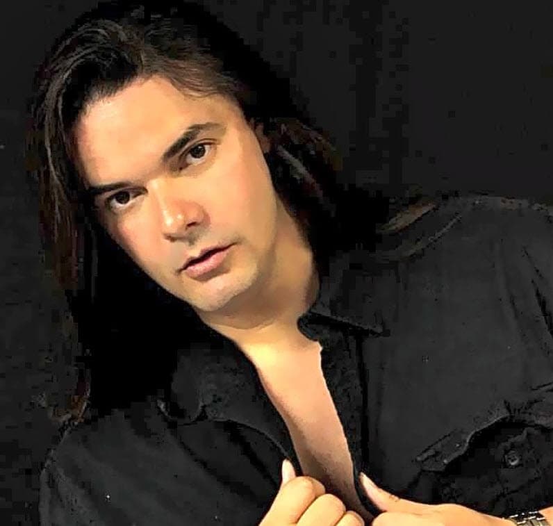 Probó suerte en la pantalla chica y volvió a estar en un drama juvenil en 1996 con la telenovela 'Confidente de secundaria'. 
<br>