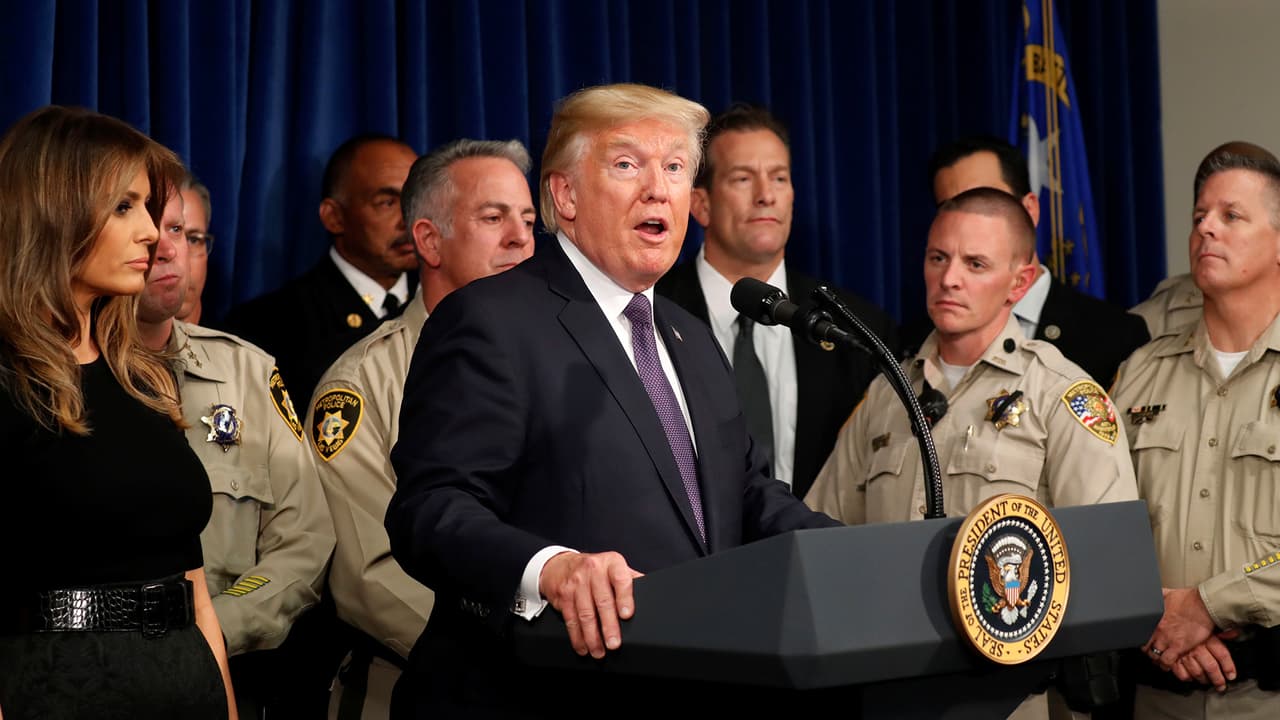 Trump evita hablar sobre el control de armas durante su visita a las víctimas de la masacre en Las Vegas