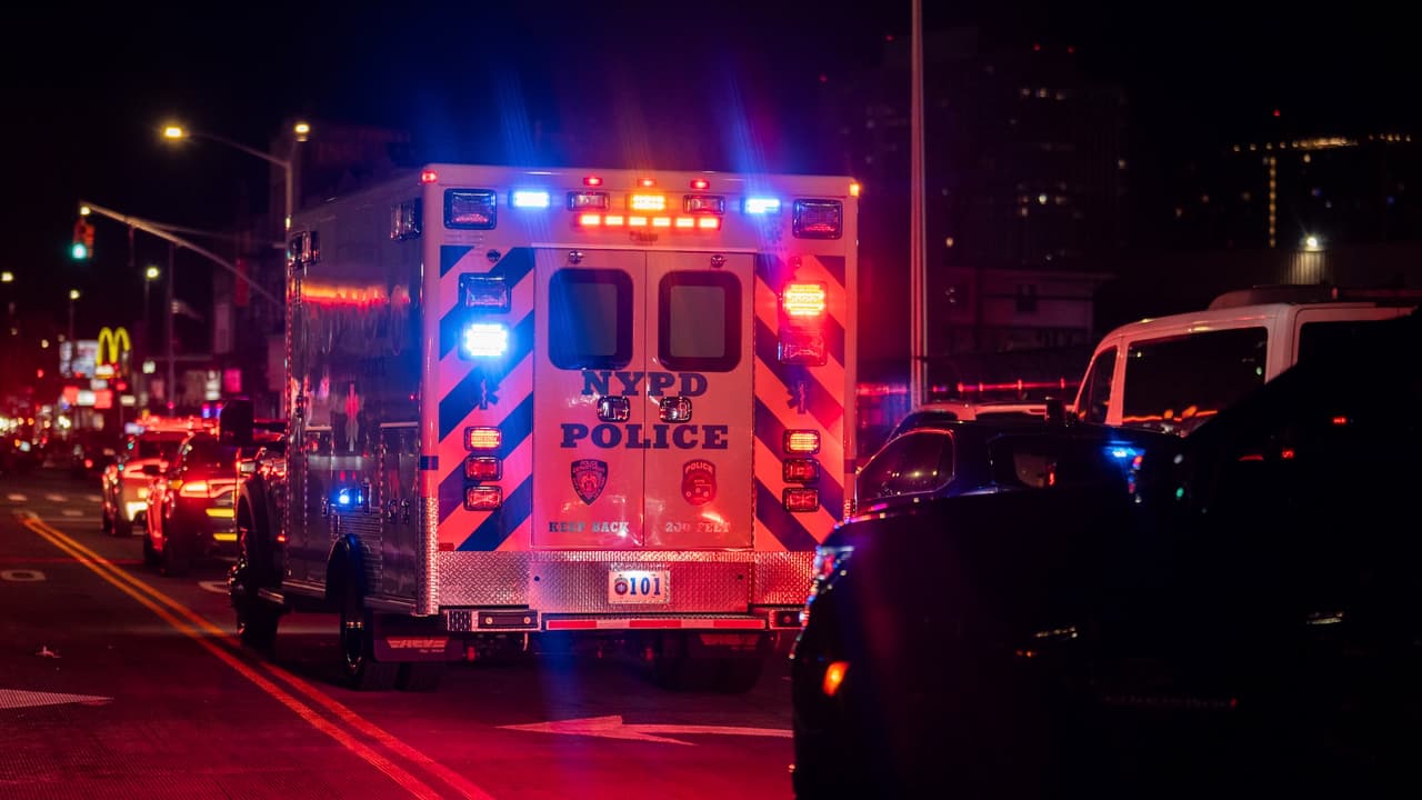 Adolescente de 14 años muere tras disparo en la cabeza en Brooklyn; buscan a sospechosos.