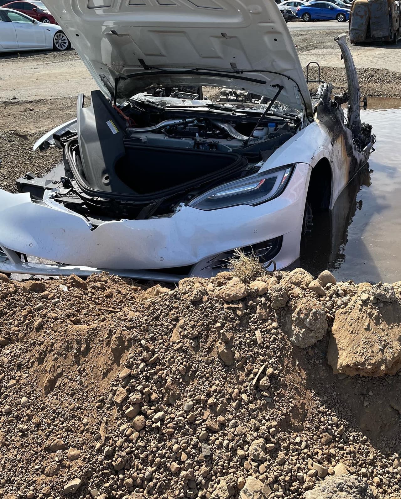 La corporación explica en sus redes socaiales que las características de este vehículo obligó a os bomberos a "pensar fuera de la caja" y diseñar una estrategia particlar para controlar el incendio de este Tesla eléctrico.