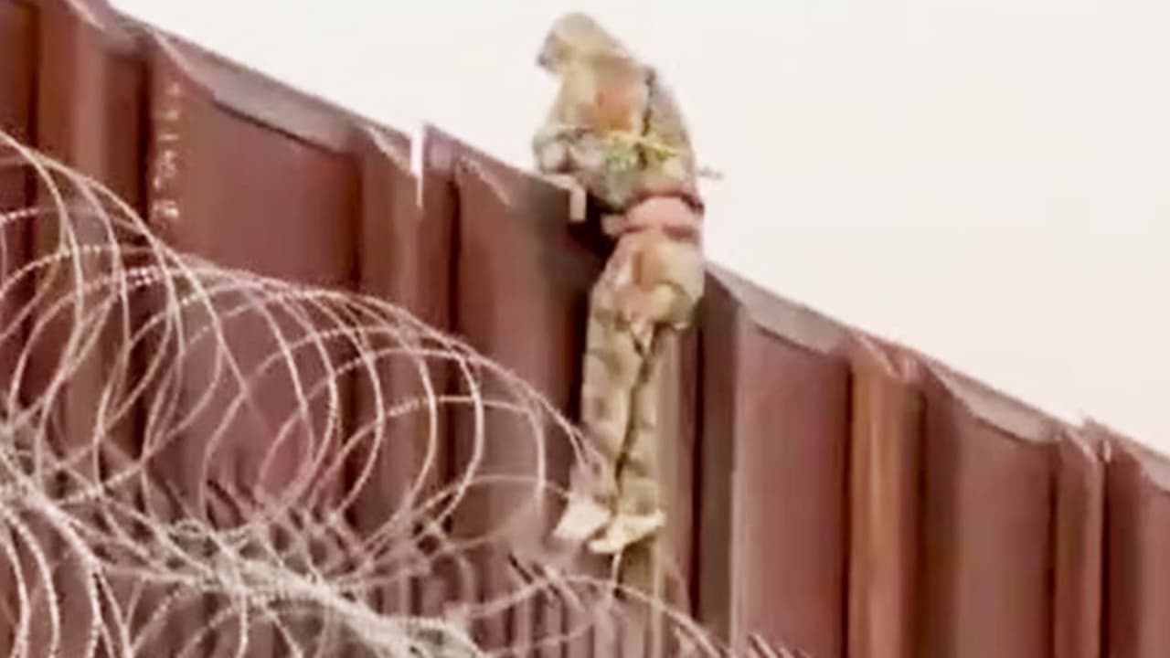 Captan a inmigrantes saltando el muro fronterizo en plena transmisión en vivo