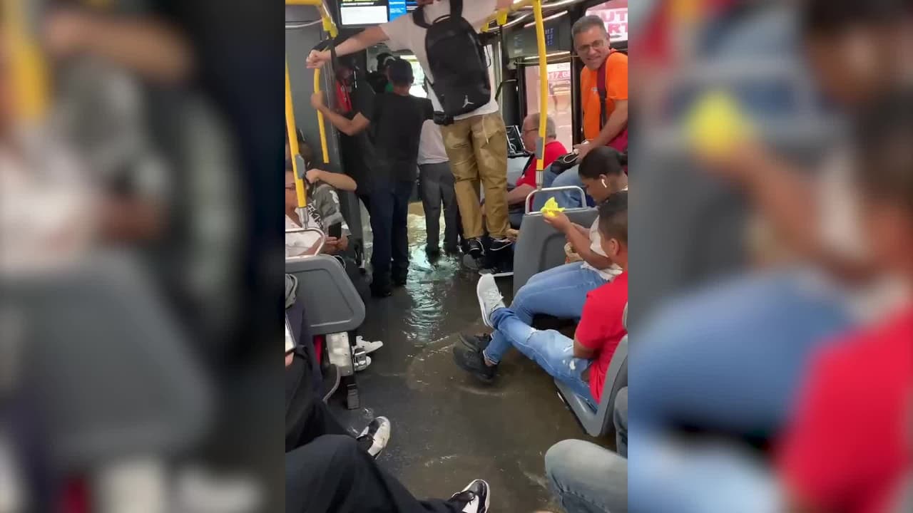 ¡Hasta los tobillos! les llegó el agua a estos pasajeros de un bus de Staten Island
