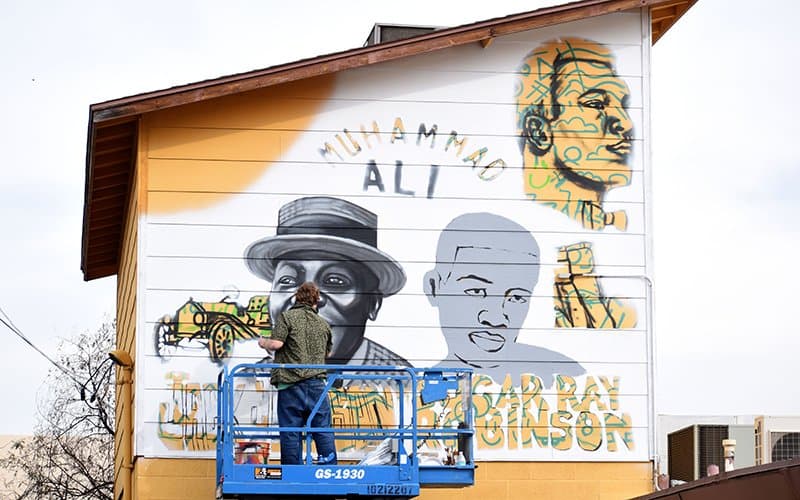 “Estoy orgulloso del hecho de que la gente aprecie (el mural), y eso significa mucho para mí que obtengan algo de él”, dice David Morgan. Ubicación: Lado oeste de Mrs. White’s Golden Rule Café, esquina de las calles Eighth y Jefferson.