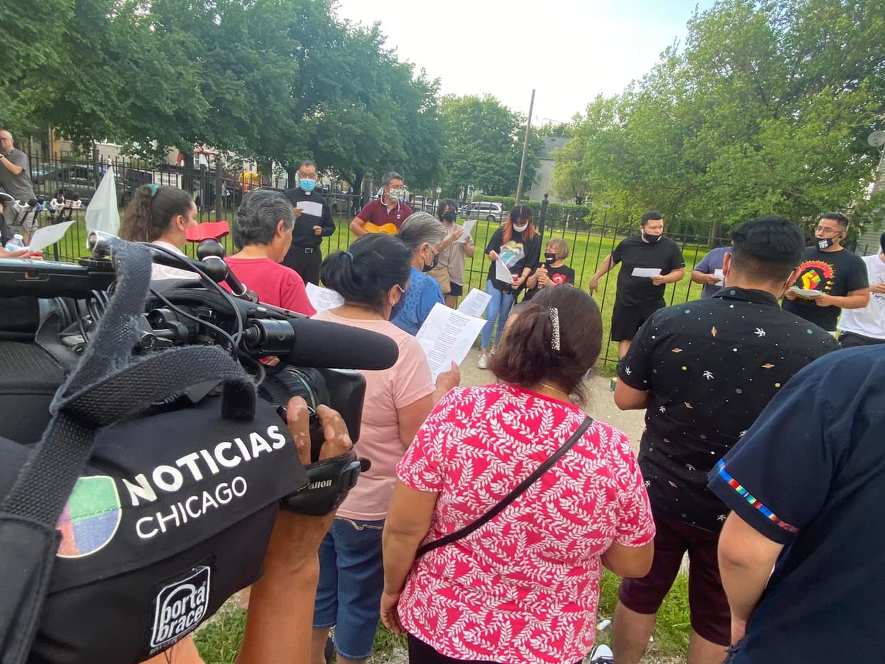 Las autoridades no han identificado a los involucrados aún. La joven sigue en estado delicado en el
<b><a href="https://www.uchicagomedicine.org/comer" target="_blank">hospital Comer</a></b>.