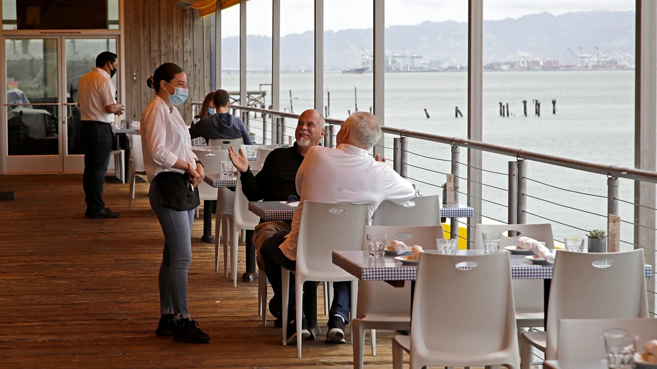 Restaurantes latinos suben precios y clientes dejan menos propinas en San Francisco