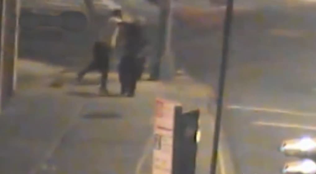 Sin rastros del abusador que golpeó de muerte a un anciano en Queens