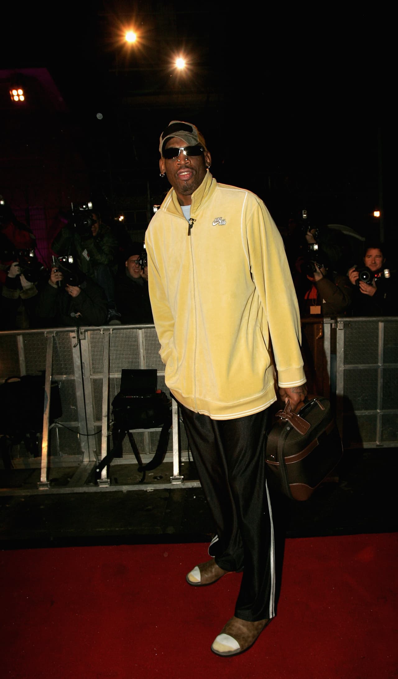 En noviembre de 2017, la revista especializada en estilo y moda masculina GQ escribió una artículo sobre los jugadores de basquetbol de la NBA que comenzaron el
<i><a href="https://www.gq.com/story/nba-dopp-kit-trend" target="_blank">trend del dopp kit</a></i> o los pequeños bolsos de mano estilo neceser.
<br>“Junto con sus trajes Balenciaga Triple S, sus chaquetas universitarias de Saint Laurent o sus pantalones deportivos Fear of God, la bolsa de tocador -una vez humilde- ha pasado del estado utilitario pero oculto al visible accesorio de uso diario”.
<br>