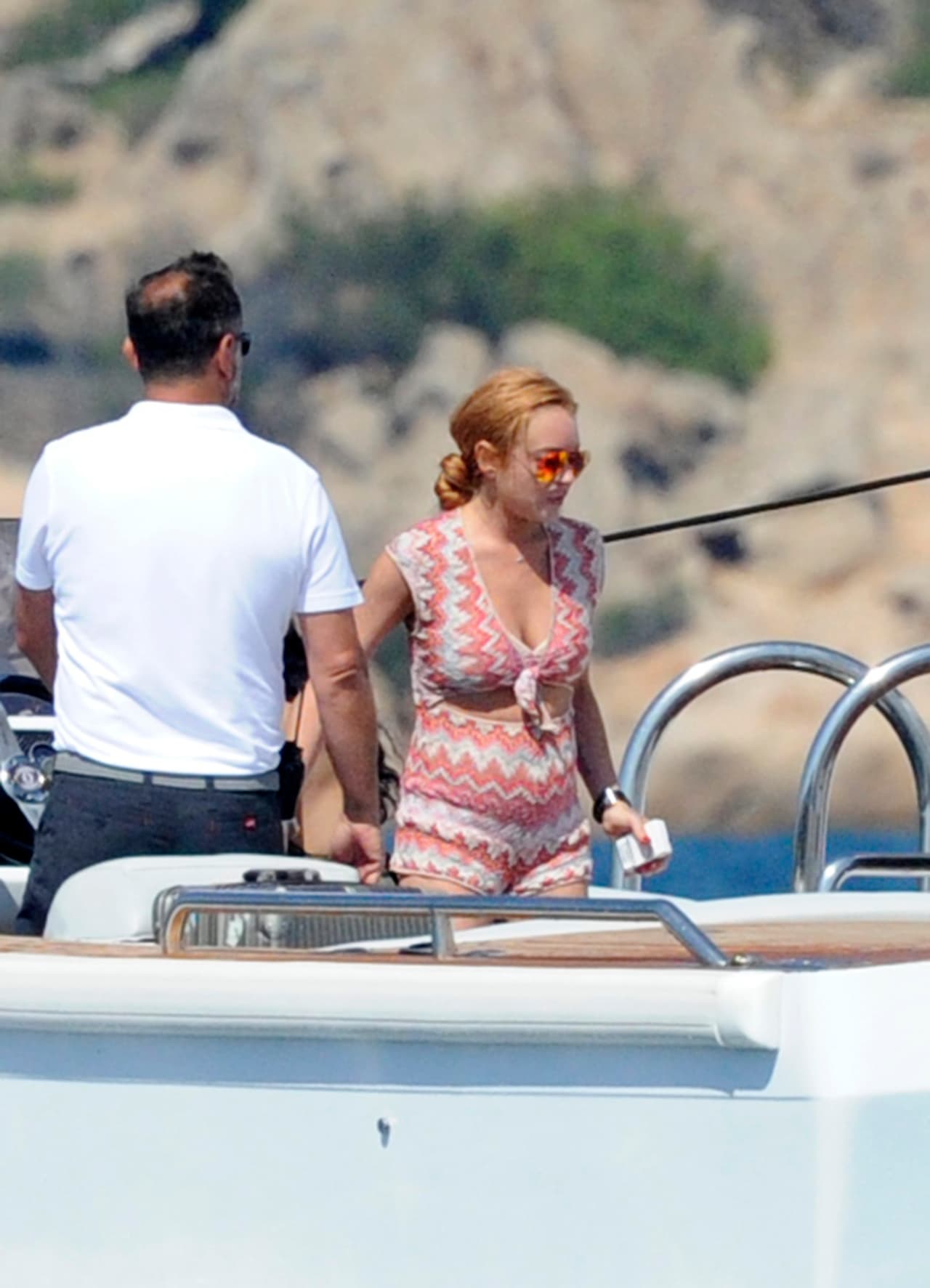 Sus trajes de baño muestran un poco de pancita.