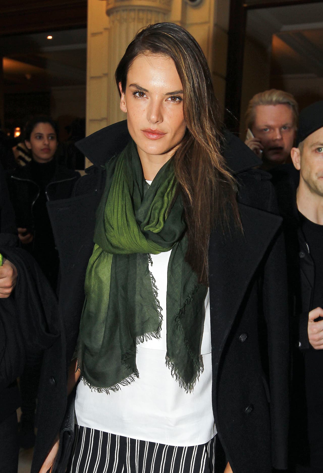 No debes temer a probar este color, es un básico de temporada y una tendencia muy marcada, elige prendas básicas. También puedes recurrir a él para resaltar tu 'outfit' con una scarf.