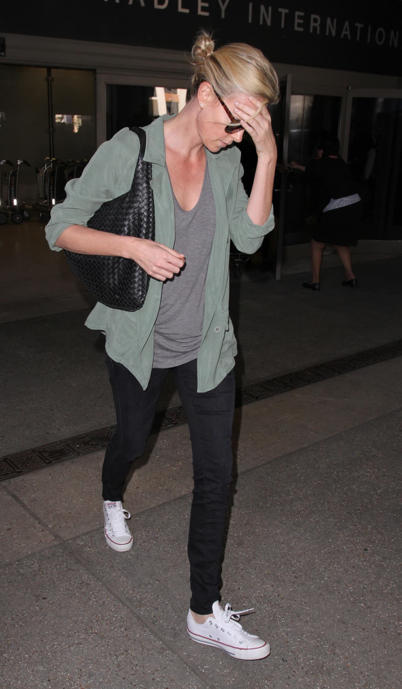 A veces cometemos el error de combinar muchos colores, pero cuando estos son básicos y neutros en realidad no resulta mal. Charlize Theron utilizó este atuendo para viajar muy cómoda.