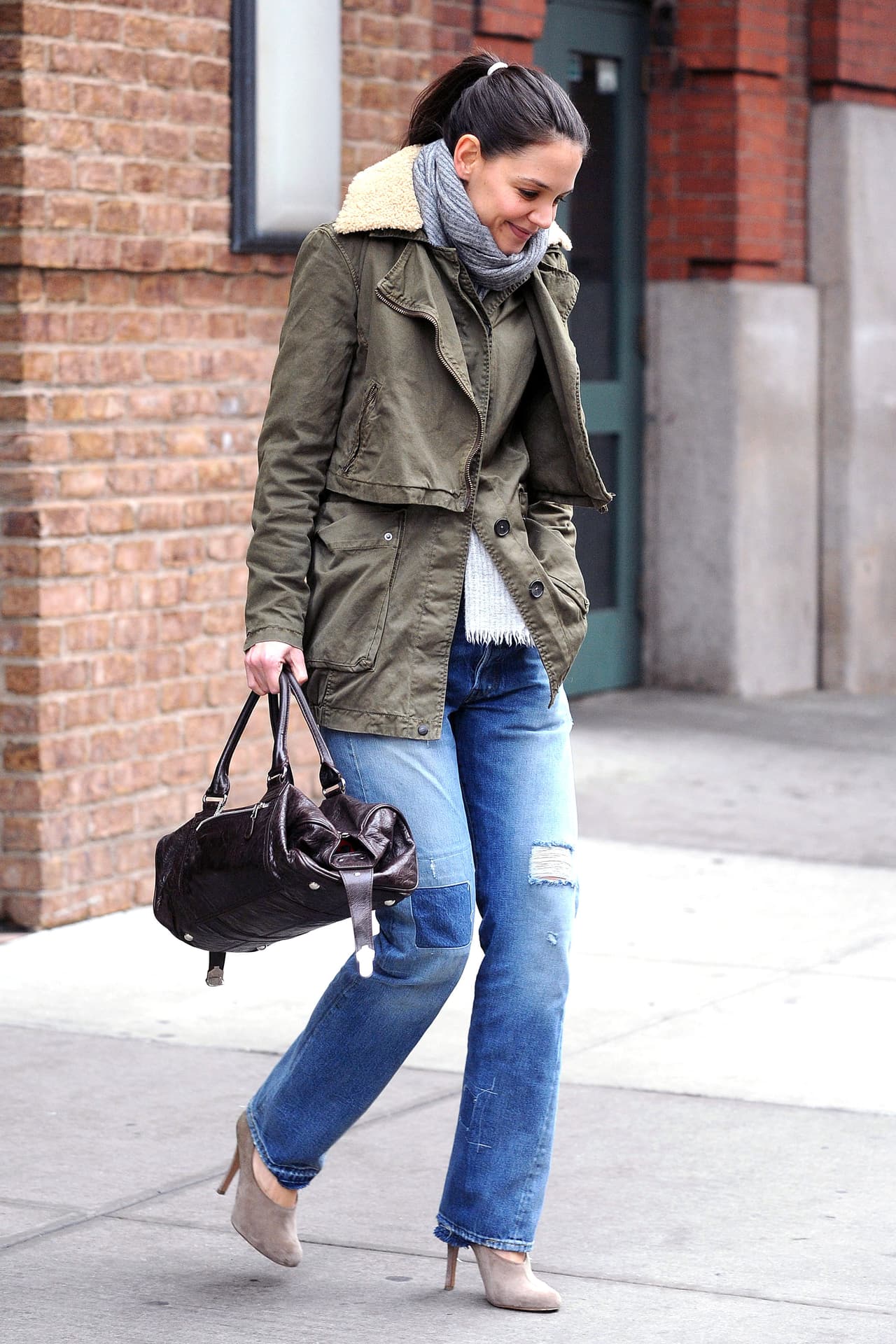 Los 'denim jeans' son perfectos para acompañar a una chamarra gruesa en color militar. Hay unas que son súper calientitas con forro de lana. El secreto 'chic' de Katie Holmes son sus tacones de ante que combinan con el forro.