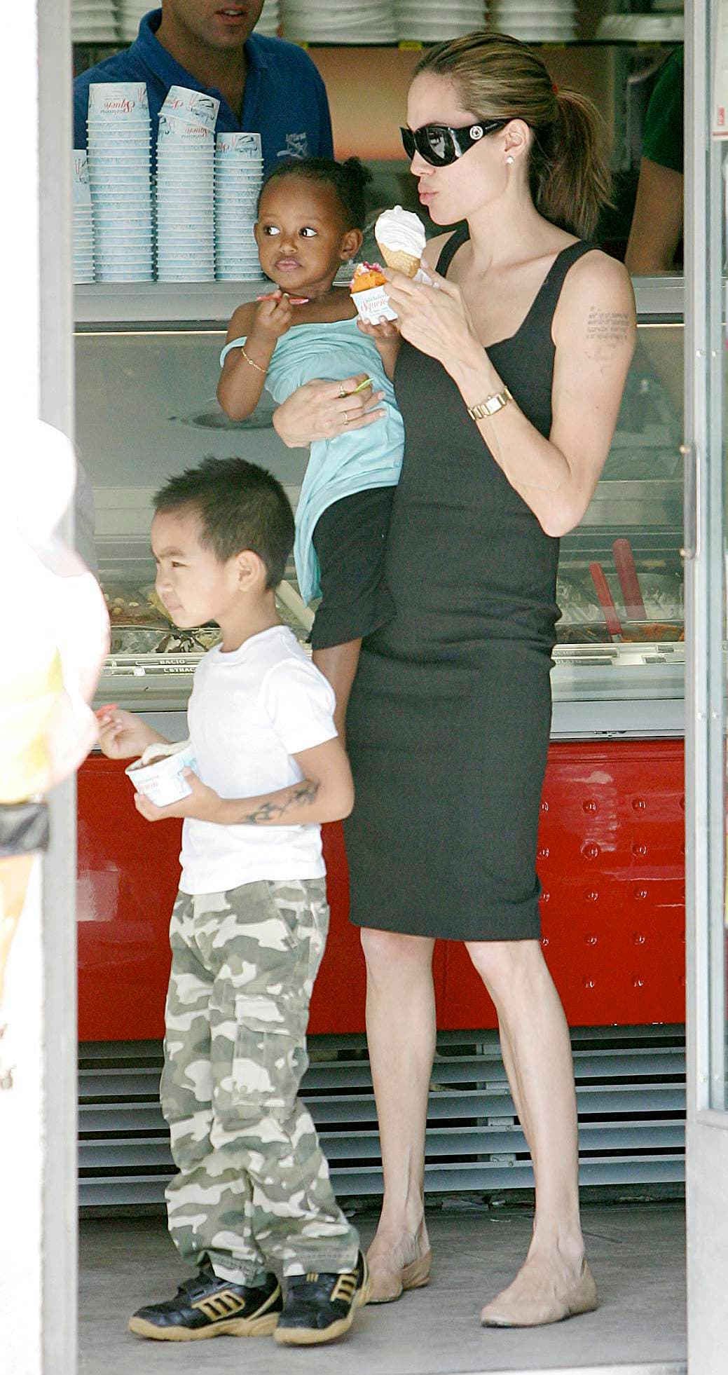 Aunque no lo parezca este color puede ser muy lindo si buscamos las prendas adecuadas. Si alguien sabe como vestirse, sin duda es Angelina Jolie. Su simpleza y elegancia juntas en ese auténtico vestido son incomparables.