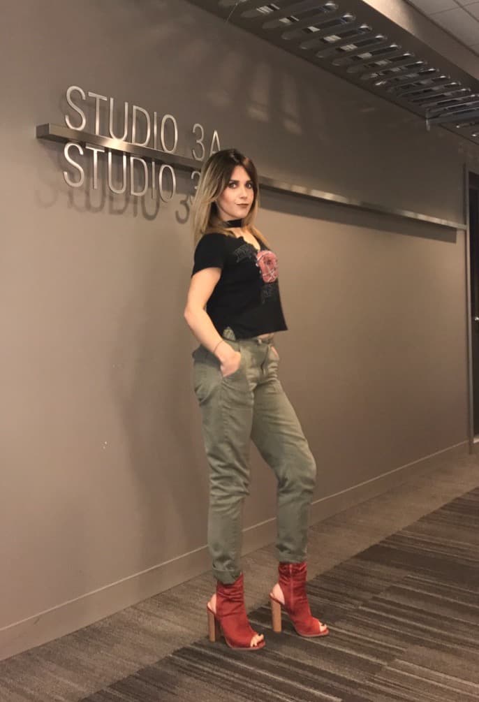 Así como aquellos pantalones que no necesariamente tienen que ser jeans, pero que también combinan con otras prendas.