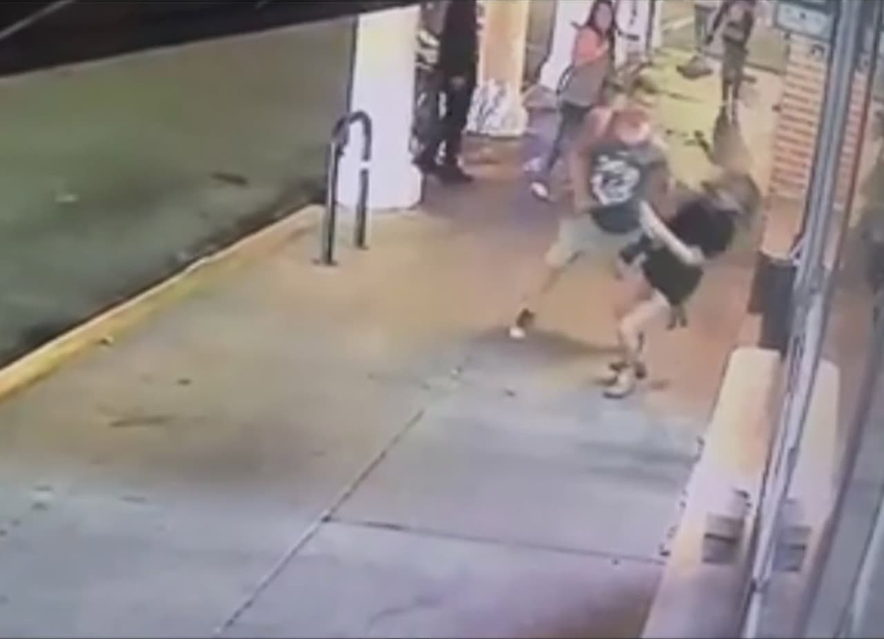 Buscan a un hombre que dio un puñetazo en la cara a una desconocida en plena calle