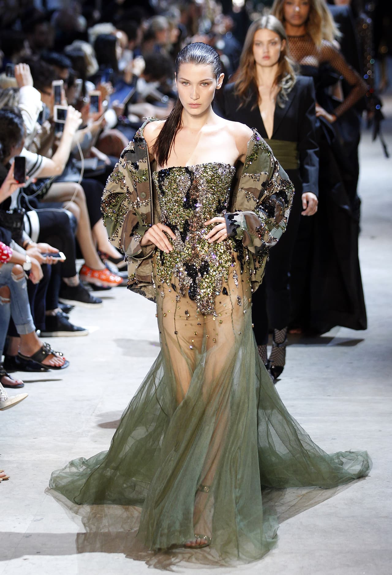 En un divertido juego de contrarios, la pedrería pesada entabla un diálogo seductor con la cualidad traslúcida de su tela. Roselyn Sánchez haría bien en prestarle sus curva a este atrevido y lúdico vestido de Alexandre Vauthier.
<br>