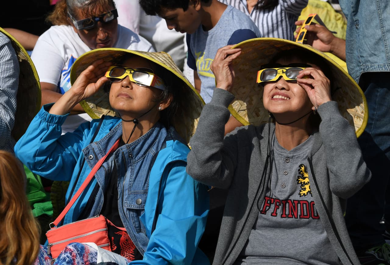 En Los Ángeles el eclipse solar inició a las 9:05 de la mañana y alcanzó su punto máximo a las 10:21, cuando la Luna le hizo sombra al Sol en un 62%.