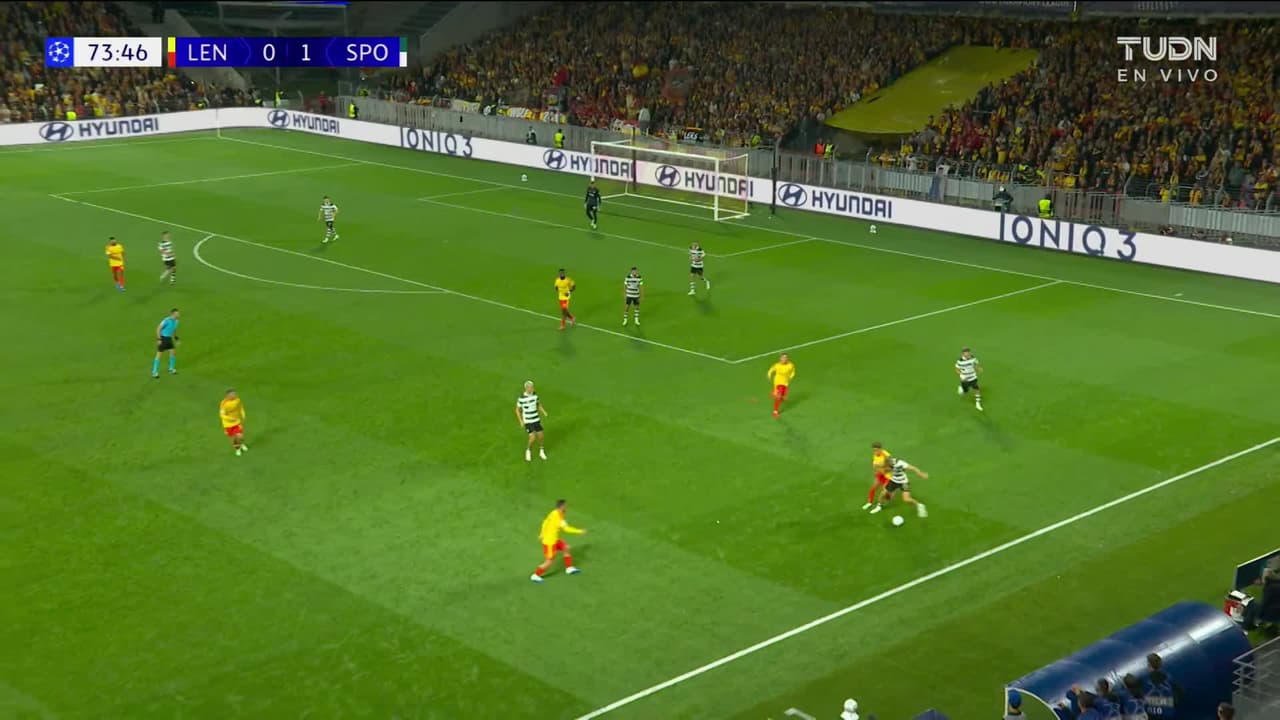¡GOL!  anota para Sporting Lisbon. Issa Doumbia