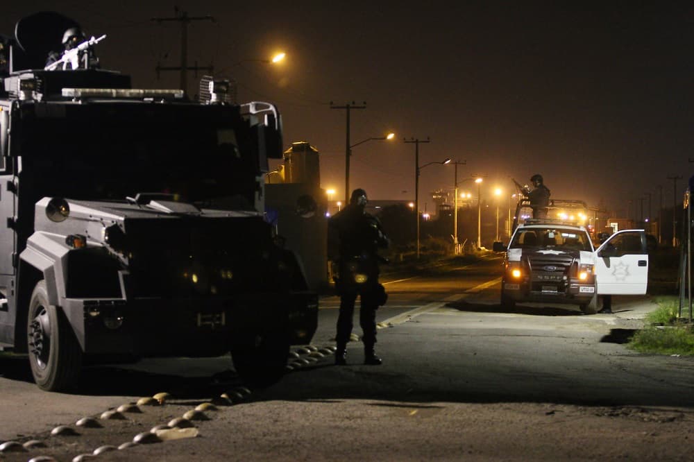 Operativo policial fuera de la prisión de máxima seguridad de Puente grande (Jalisco) durante el traslado de Don Neto.