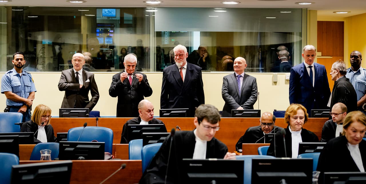 Slobodan Praljak y otros cinco acusados antes de la confirmación de la sentencia por sus crímenes en la guerra civil de la ex Yugoslavia. Habían intentado apelar la condena ante el tribunal.