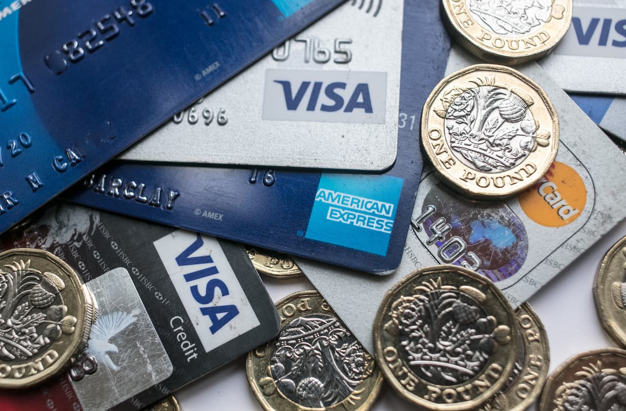 Presenta una declaración jurada de falsificación en bancos/acreedores donde se haya establecido el crédito. Póngase en contacto con el banco o acreedor para conocer los procedimientos sobre cómo hacerlo.