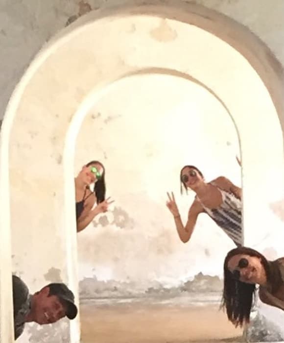 Y no solamente con su esposa, sino también con sus dos hijas Thalía y Natalia.