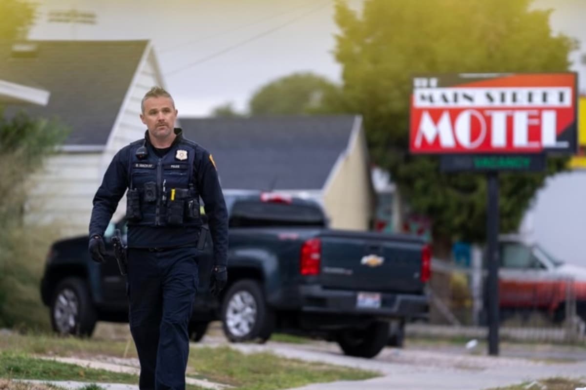 Aseguraron el área y comenzaron a comunicarse con el sospechoso dentro de la habitación del motel. Descubrieron que el hombre tenía un cuchillo y además había una segunda persona dentro de la habitación del motel.