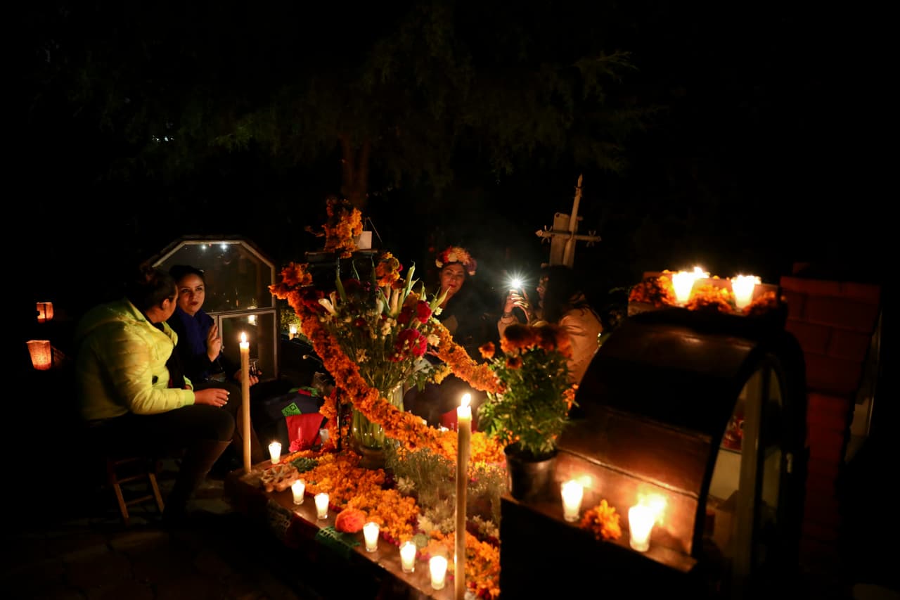 El gobierno de la capital organiza una jornada de actividades alusivas a la celebración y que cada vez son más populares y concurridas. Este año se iniciaron con un 
<a href="https://www.univision.com/noticias/america-latina/un-desfile-de-catrinas-tomo-el-centro-de-la-ciudad-de-mexico-en-festividades-del-dia-de-muertos-fotos">desfile masivo de "catrinas"</a> por el céntrico Paseo de la Reforma, en donde este sábado, tendrá lugar otro megadesfile dedicado al Día de Muertos, en el que participarán "más de 2,500 artistas, carros alegóricos y grupos coreográficos", según las autoridades capitalinas.