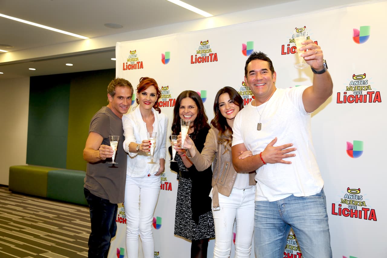 Entre risas, sonrisas y plática todos levantaron su copa y brindaron por el inicio de la telenovela. ¡Salud por "Lichita"!