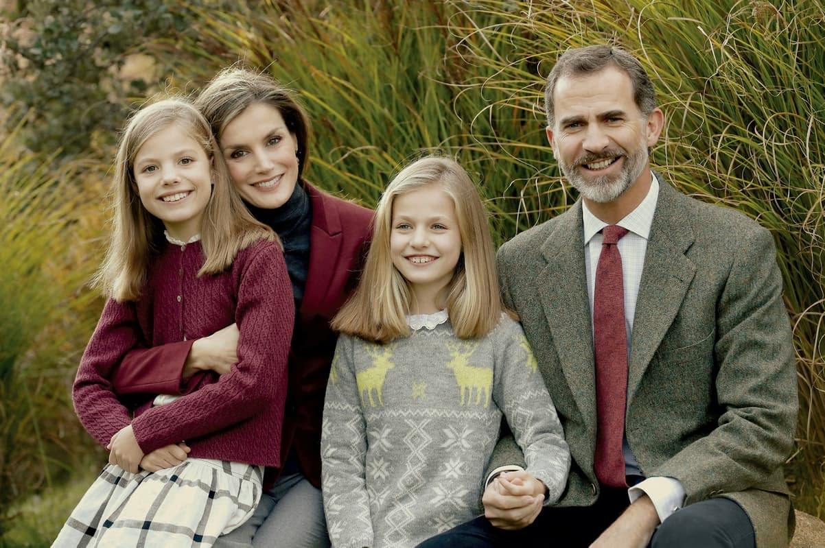 Acompañados de sus hijas, el Rey Felipe y la Reina Letizia desearon una feliz Navidad a los españoles desde los jardines del Palacio de la Zarzuela, una tradición que adoptaron en el 2004.