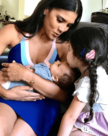 El rostro de Francisca en esta foto lo dice todo. Nuestra conductora estaba feliz de tener por primera vez a Gael entre sus brazos, mientras Giulietta cuidaba que lo cargara muy bien.