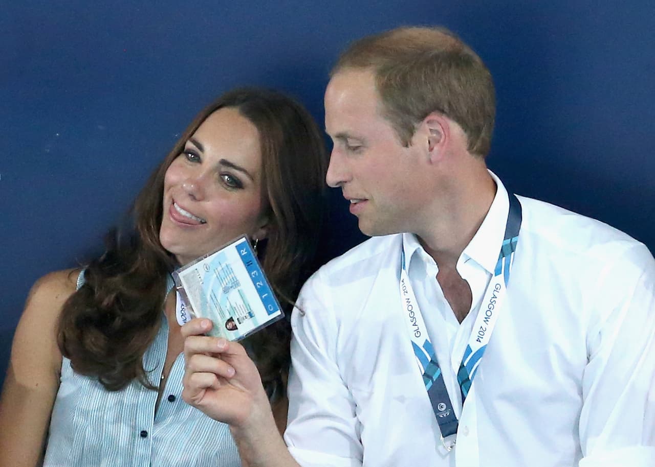 En un caluroso día William abanica a Kate durante los eventos de la edición número 20 de los Commonwealth Games.