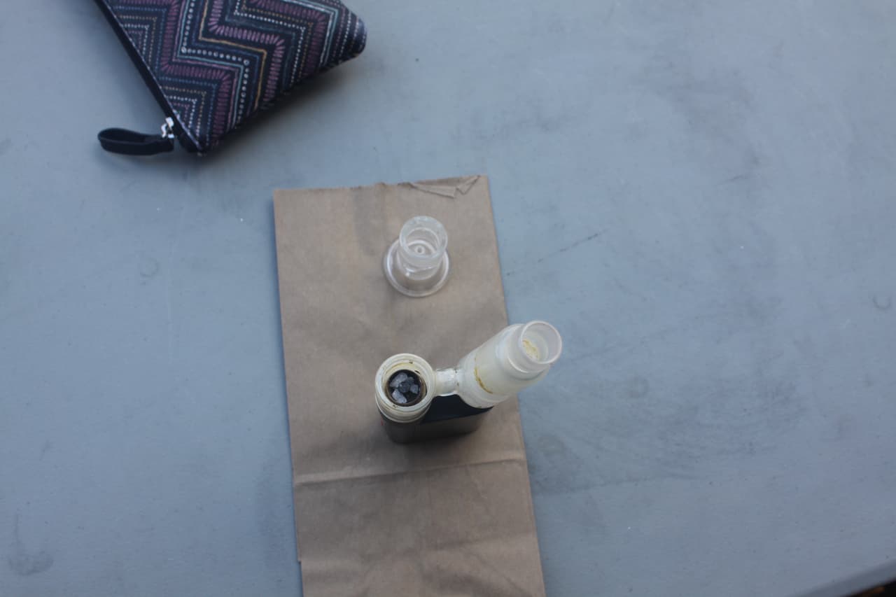 También se encontraron sustancias que las autoridades creen se trata de heroína de alquitrán negro y metanfetaminas.