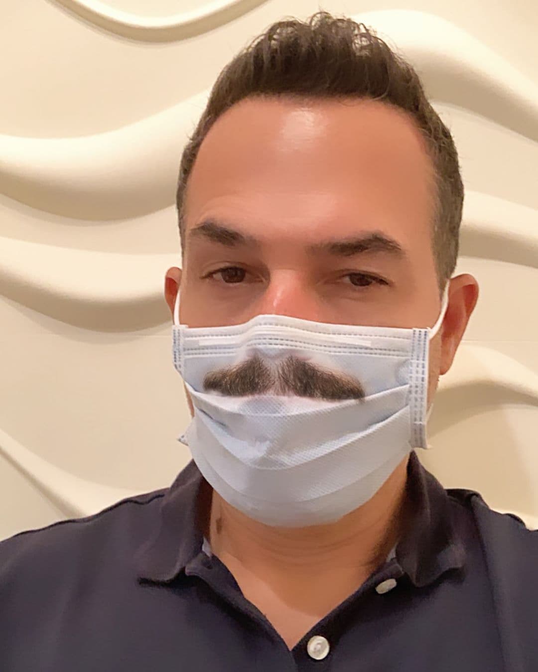 Un tapabocas no limita a Carlitos de lucir su galanura, ni ese bigotazo (un poquito falso).