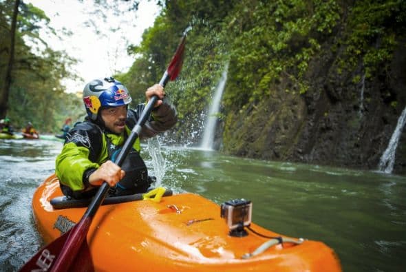 Rafael Ortiz rema por el rio durante el Primer Descenso Red Bull: Proyecto Michoacán, en Tlapacoyan, VE, México, 4 de Diciembre, 2013.