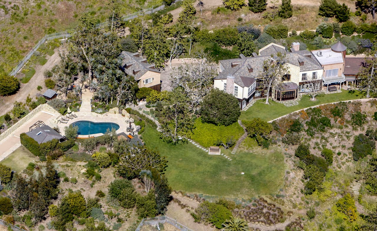 A mediados de abril se especuló que habían mostrado interés en esta otra residencia. Se trata de una
<b><a href="https://www.univision.com/famosos/en-fotos-el-mini-palacio-que-mel-gibson-vendio-en-malibu-y-que-vinculan-con-meghan-markle-y-harry-fotos" target="_blank"> mansión de 14.5 millones de dólares </a></b>que vendió el actor Mel Gibson en Malibú. 
<br>