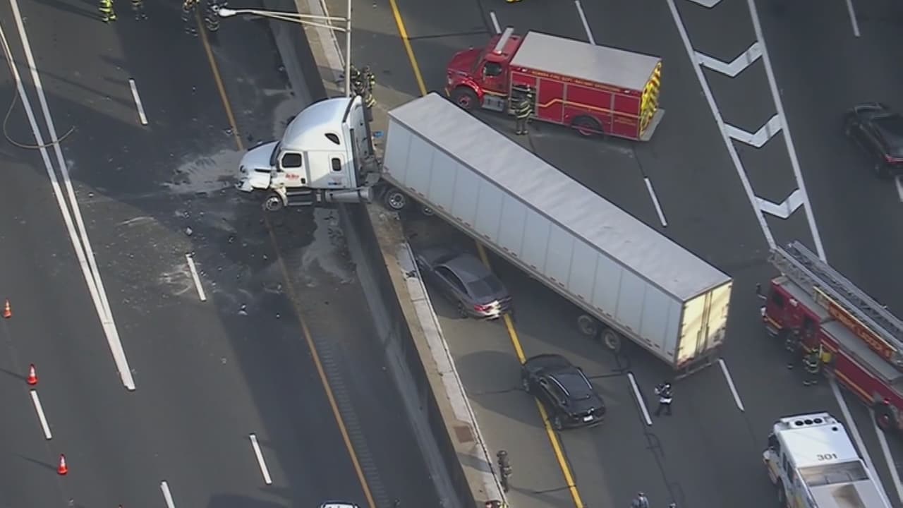 Camión de 18 ruedas queda colgando sobre un separador tras accidentarse en la I-280 en Newark
