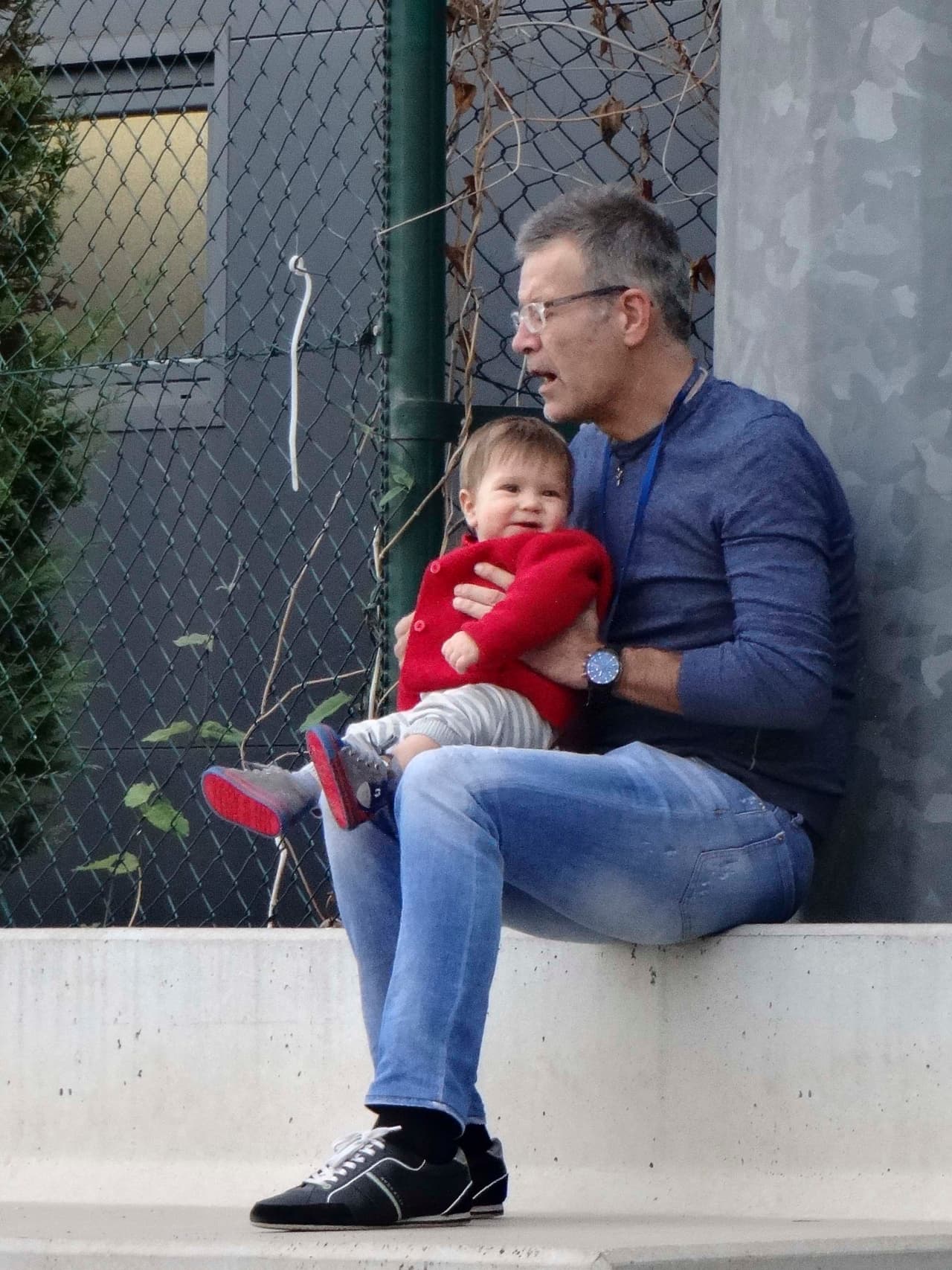 El escritor Joan Piqué se hizo cargo de su nieto. El pequeñín se veía muy divertido.