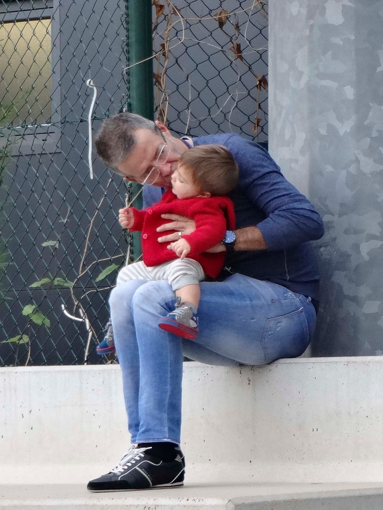 Sasha pasó una mañana muy entretenida bajo el cuidado de su abuelito paterno.