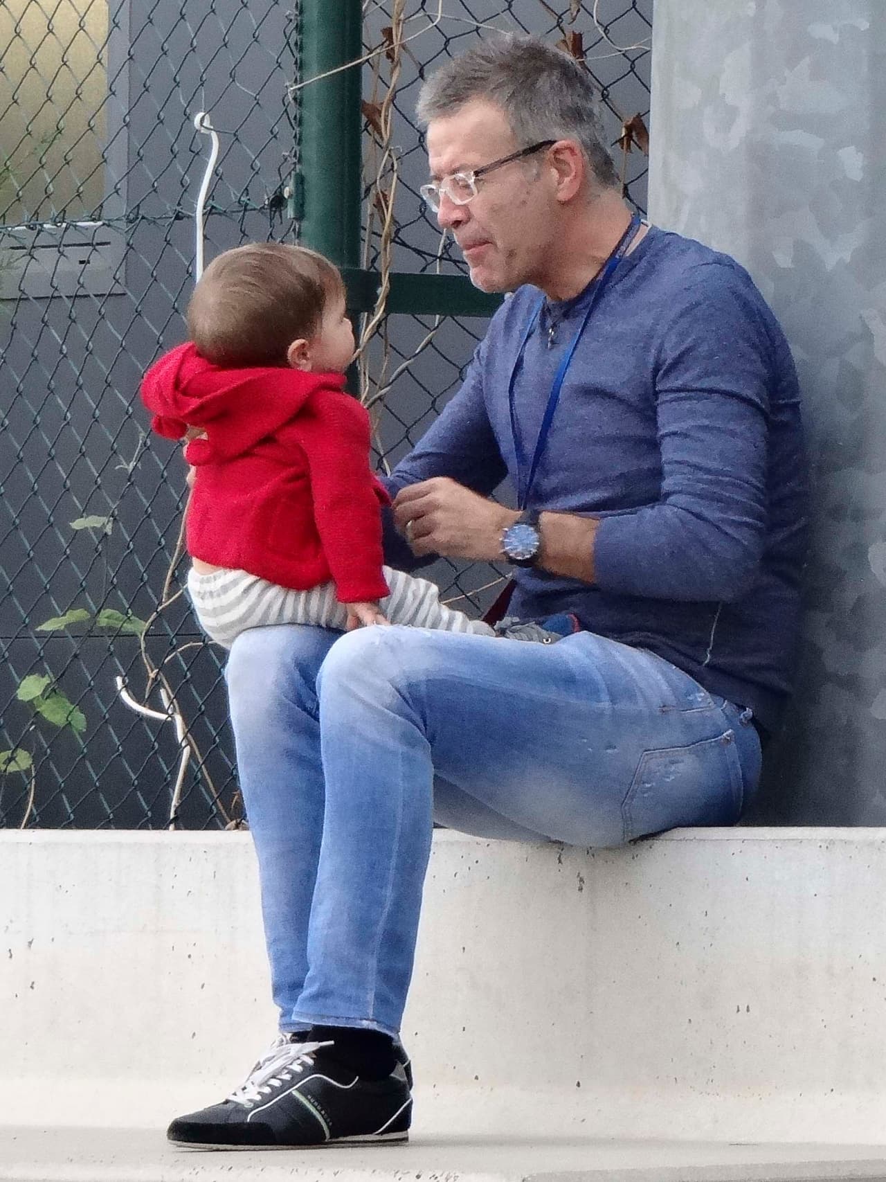 Mientras Milan va al cole a estudiar siete idomas, su hermanito se la pasa mucho más divertido.