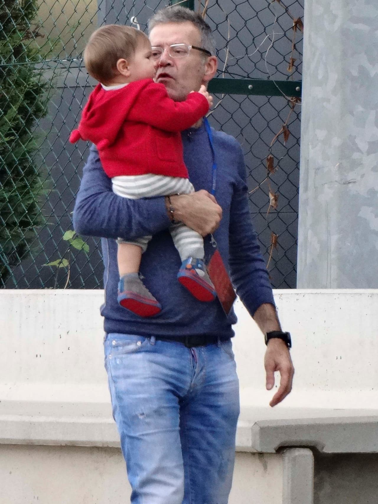 Al papá de Gerard Piqué se le "cae la baba" con su encantador nieto.