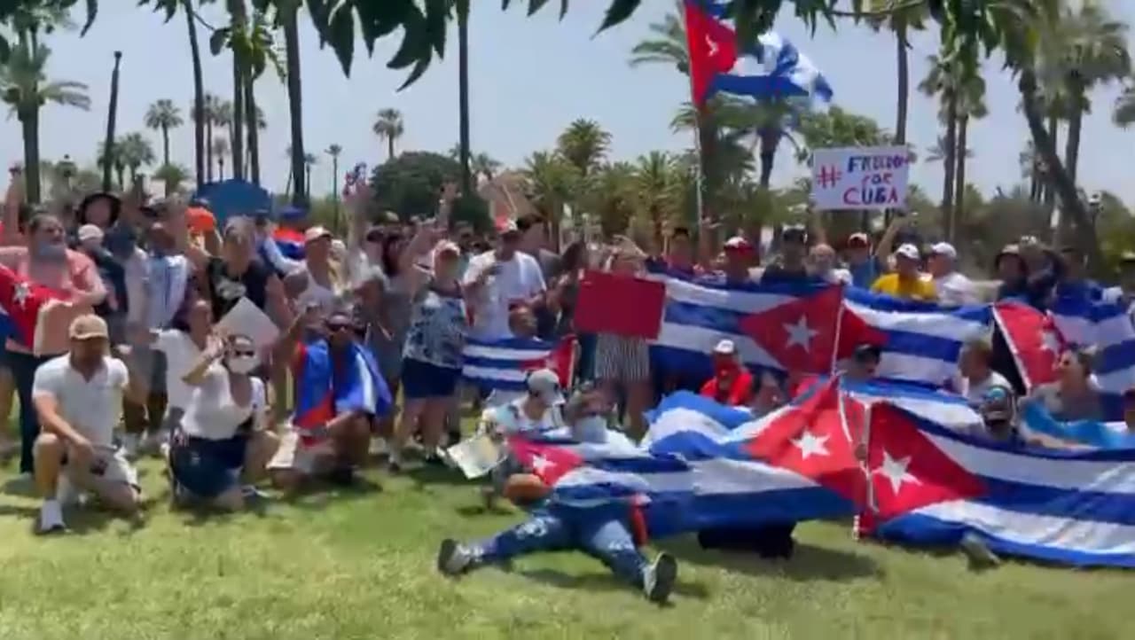 Libertad, libertad, gritaba un grupo de cubanos que se congregó frente a la legislatura estatal de Arizona.
