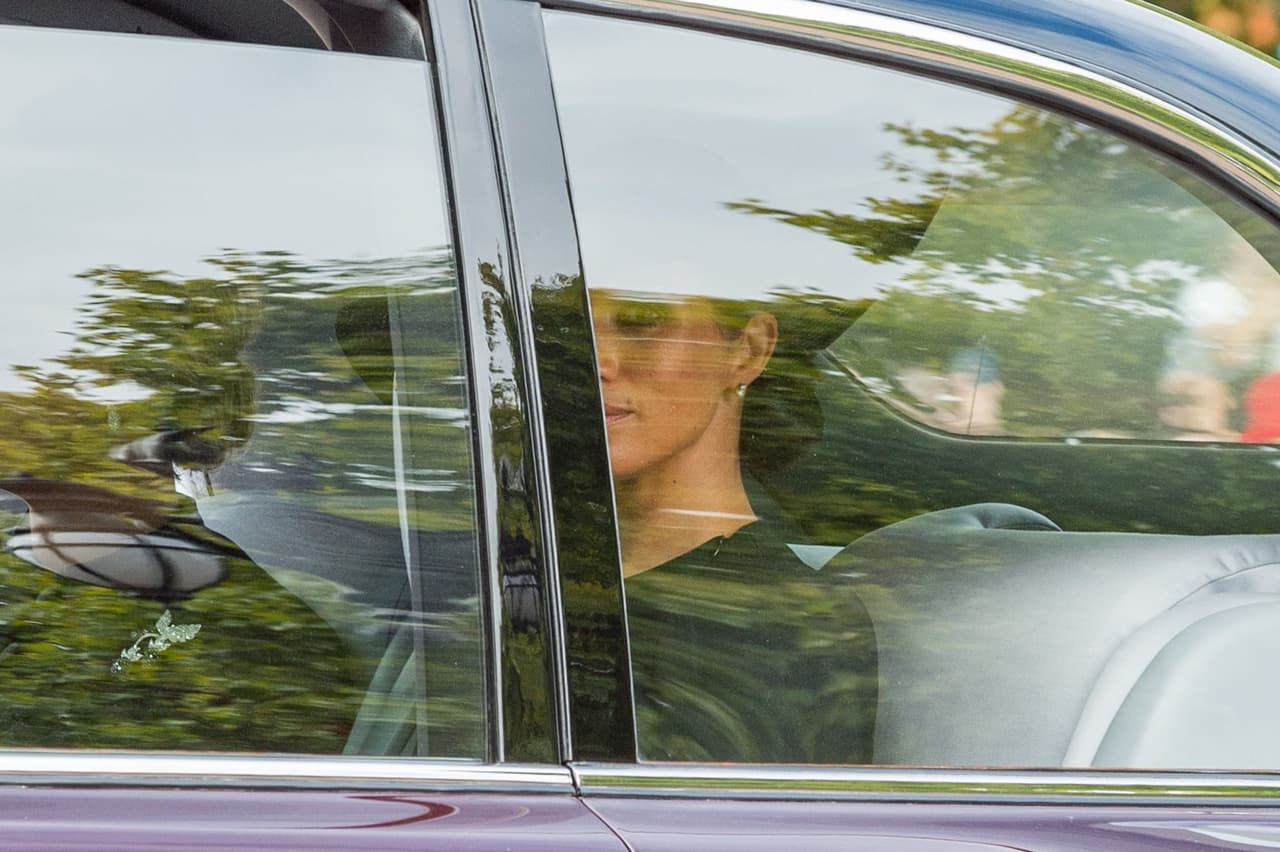 Tras el funeral de Estado, la Familia Real se dirigió al Castillo de Windsor donde se llevó a cabo un servicio religioso en la capilla San Jorge donde cuatro años antes Meghan y Harry se casaron. Todo ello fue un cúmulo de memorias con la familia de Harry, quien fue muy cercano a la reina Isabel. 
<br>