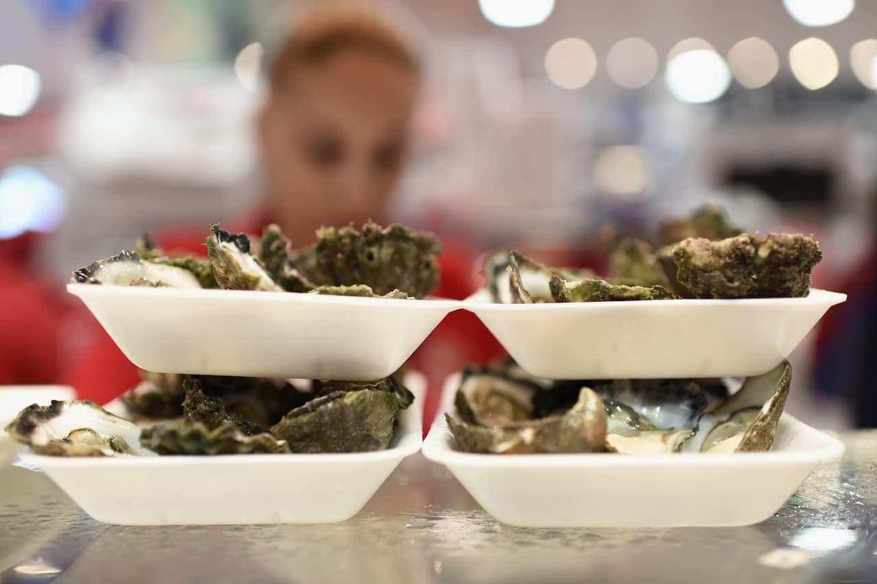 Desecha aquellas ostras, almejas o mejillones que tengan la concha rota o rasgada. La FDA recomienda hacer el
<i>tap test</i>, que consiste en darles un golpecito y verificar que la concha se cierre; de lo contrario es mejor no seleccionarlas.