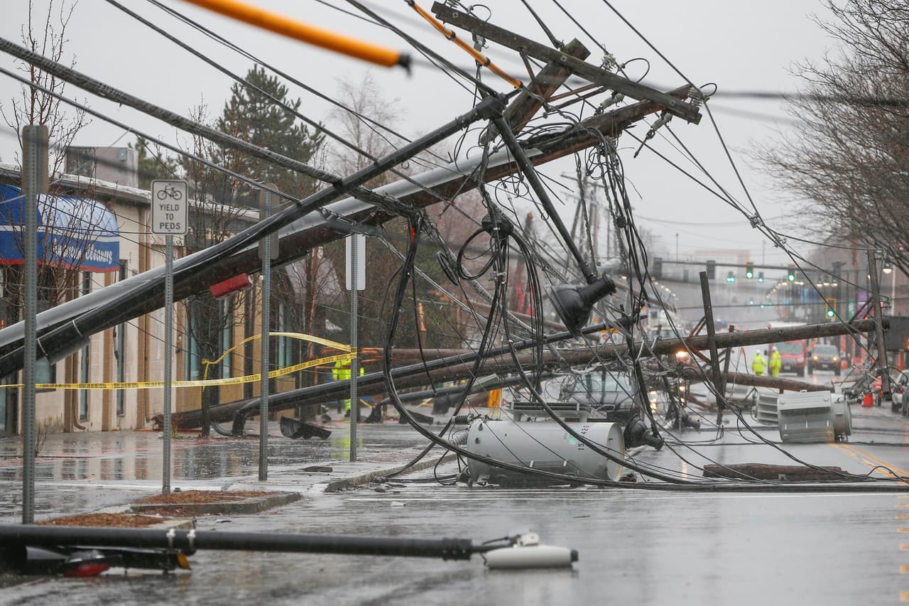 Varios postes de electricidad derribados por las fuertes rachas de viento, en Boston, Massachusetts. El temporal de lluvia, nieve y viento comenzó a azotar este viernes la costa este de Estados Unidos, forzando a familias de la zona marítima de este estado norteño a evacuar.