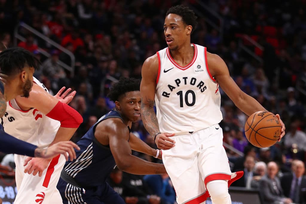 <b>1) DeMar DeRozan.</b> Desde que llegó a los Raptors en 2009 se convirtió en un jugador especial. DeMar fue canjeado en el receso de temporada a los San Antonio Spurs para la llegada de Kawhi Leonard, pero no se puede entender el paso de Toronto de un equipo mediocre a uno contendiente en el Este sin el aporte de DeRozan. Con 675 partidos es el líder histórico de Toronto en vestir este uniforme, suma 22,986 minutos para ser el máximo, también en puntos (1,3296), tercero en asistencias (2078) y en robos (655).