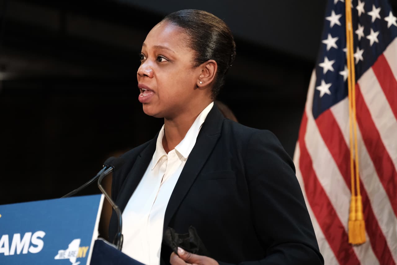 Se contempla aumentar el número de policías en las estaciones para coordinar estas acciones. La nueva comisionada Keechant Sewell también participó en la conferencia de prensa.