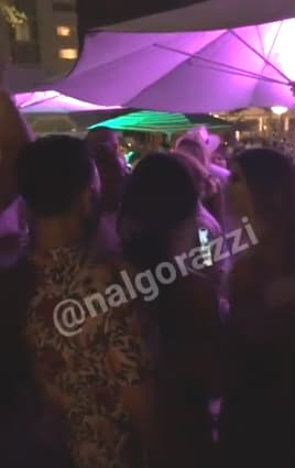 Jencarlos llamó la atención cuando estaba bailando muy pegadito con una chica en el evento realizado en el Hotel San Juan en Carolina, Puerto Rico.