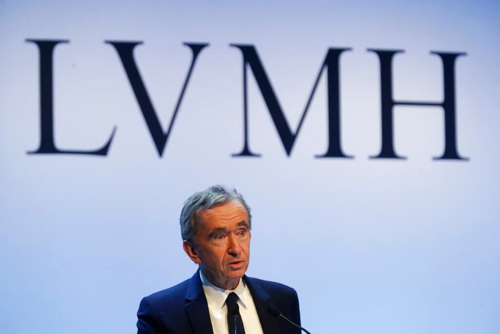 <h3 class="cms-H3-H3"><b>Bernard Arnault</b></h3>
<br>
<b> </b>
<br>
<b> </b>Es el hombre más rico de Francia y el tercero más rico del mundo. Se desempeña como director ejecutivo de LVMH Moët Hennessy Louis Vuitton y 
<b>ha perdido $55,200 millones en riqueza.</b> Su patrimonio ahora se sitúa en $123,000 millones.
<br> 
<br>El índice de multimillonarios de Bloomberg mide la riqueza personal en función de los cambios en los mercados, la economía y otros informes.
<br>
