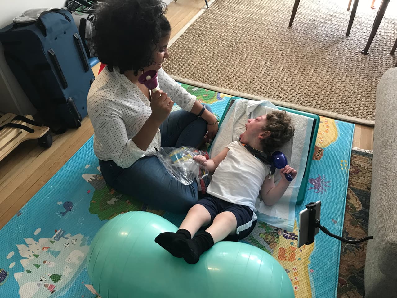 <b>Terapias en casa. </b>Cada día trabaja con una maestra especial itinerante (SEIT, en inglés) para reforzar destrezas que aprende en el preescolar. Dos veces por semana recibe una hora de terapia de visión, que ha ayudado a ampliar su campo visual y enfocar mejor, a pesar de que su visión es muy pobre y su cerebro no procesa las imágenes claramente. Una de las mayores ventajas de Ale es que siempre está contento y adora a sus terapistas.